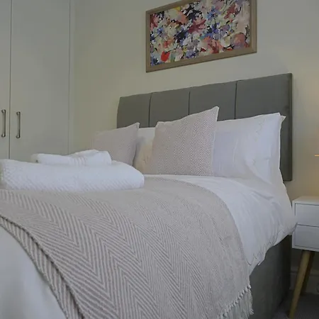 Stylish 3br Yorkshire Base For 6 With Parking Apartment *
