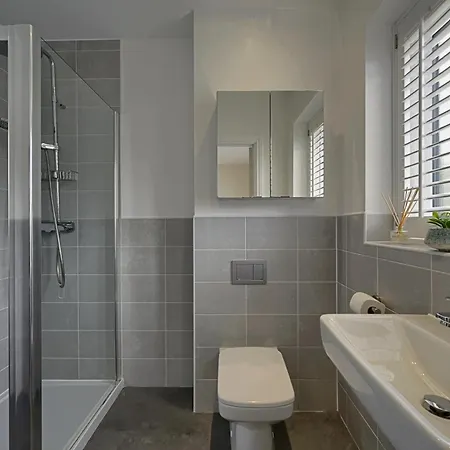 Stylish 3br Yorkshire Base For 6 With Parking Apartment