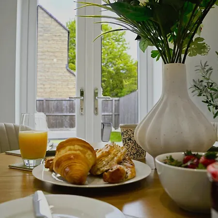 Stylish 3br Yorkshire Base For 6 With Parking Apartment Harrogate