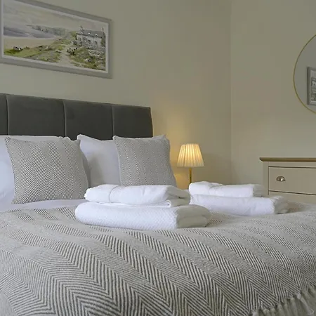 Stylish 3br Yorkshire Base For 6 With Parking Apartment