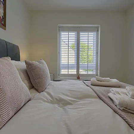 Stylish 3br Yorkshire Base For 6 With Parking Apartment