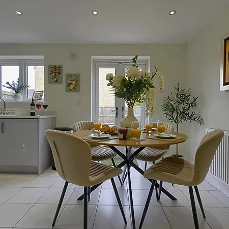 Stylish 3br Yorkshire Base For 6 With Parking Apartment