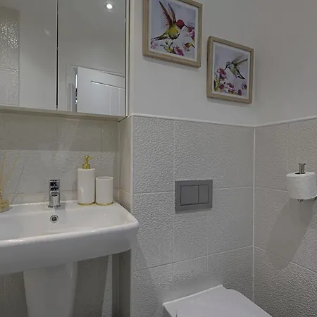 Stylish 3br Yorkshire Base For 6 With Parking Apartment